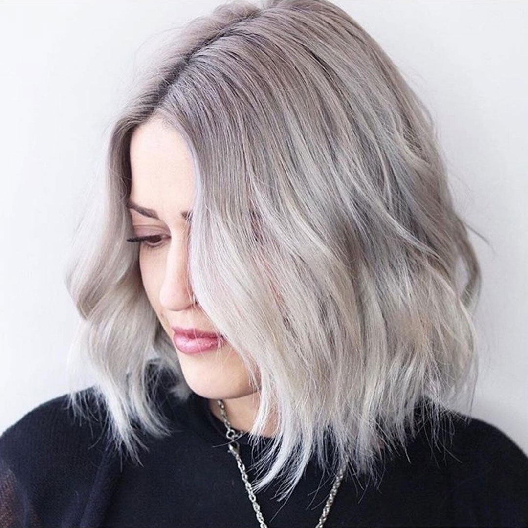 Cheveux gris courts